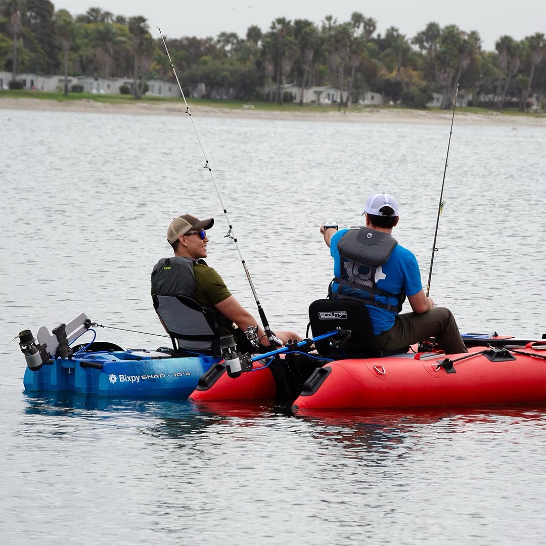 Two friends in kayaks with Bixpy motors